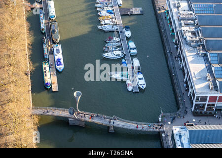 Pero's Bridge, eine Fußgängerbrücke, Harborside, Bristol UK. Benannt nach dem Sklaven Pero Jones. Brückenkonstruktion von Eilis O'Connell. Stockfoto