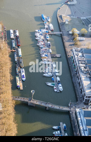 Pero's Bridge, eine Fußgängerbrücke, Harborside, Bristol UK. Benannt nach dem Sklaven Pero Jones. Brückenkonstruktion von Eilis O'Connell. Stockfoto