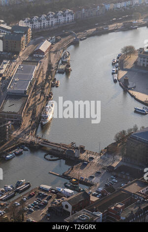 Händler Kais Wohnungen (links) und die redcliffe Klappbrücke (unten). Bristol aus der Luft. Stockfoto