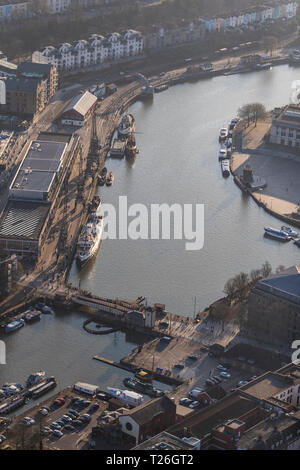 Händler Kais Wohnungen (links) und die redcliffe Klappbrücke (unten). Bristol aus der Luft. Stockfoto