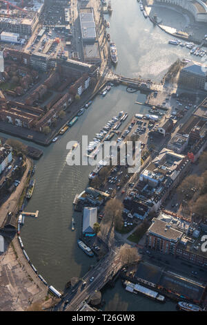 Händler Kais Wohnungen (links) und die redcliffe Klappbrücke (unten). Bristol aus der Luft. Stockfoto