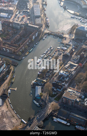 Händler Kais Wohnungen (links) und die redcliffe Klappbrücke (unten). Bristol aus der Luft. Stockfoto