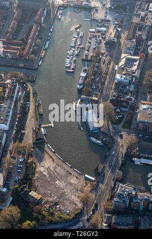 Händler Kais Wohnungen (links) und die redcliffe Klappbrücke (unten). Bristol aus der Luft. Stockfoto