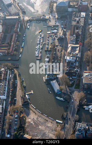 Händler Kais Wohnungen (links) und die redcliffe Klappbrücke (unten). Bristol aus der Luft. Stockfoto