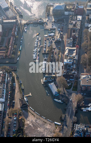 Händler Kais Wohnungen (links) und die redcliffe Klappbrücke (unten). Bristol aus der Luft. Stockfoto