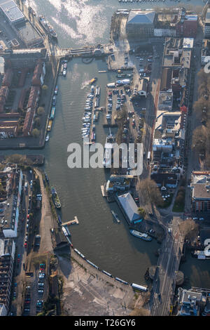 Händler Kais Wohnungen (links) und die redcliffe Klappbrücke (unten). Bristol aus der Luft. Stockfoto