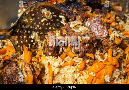 Reis Pilav, auch als Plov oder pilau bekannt, eine nationale Küche Teller in Usbekistan und anderen Zentral- und südasiatischen Ländern sowie im Kaukasus Stockfoto