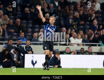 Inter ewig Jurgen Klinsmann lobt die Lüfter mit voller Zeit während der legenden Test event Match bei Tottenham Hotspur Stadium, London. Stockfoto