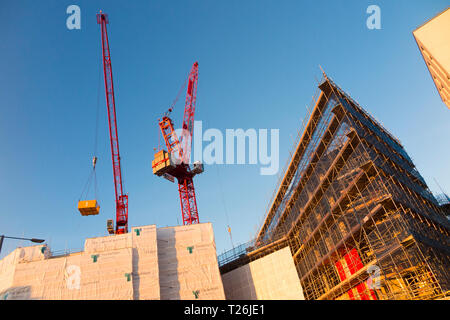 Baustelle mit 2/zwei spitzenausleger Turmdrehkrane bei der Arbeit/Arbeiten auf was wird Twickenham Gateway Hauptbahnhof entfernt werden. London. UK. Stockfoto