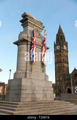 Das Ehrenmal war Memorial (mit geschnitzten Stein Flags) von dem Architekten Sir Edwin Lutyens entworfen, mit der Rochdale Rathaus hinter im Hintergrund. Rochdale Lancashire. UK. (106) Stockfoto