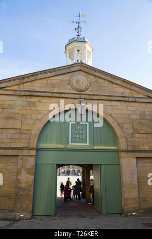 Tor in der Westwand, Eingang von Westgate, in das Stück Halle. Sonnig / Sonne und blauen Himmel. Halifax, West Yorkshire, UK. (106) Stockfoto