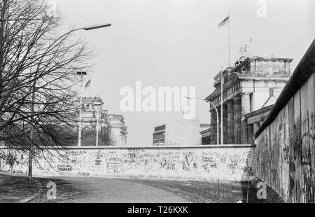 Die Bundesrepublik Deutschland, Berlin, die Mauer im Jahr 1988, der Reichstag und das Brandenburger Tor von West Berlin gesehen, von 35mm Schwarz/Weiß-Negativen scannen Stockfoto