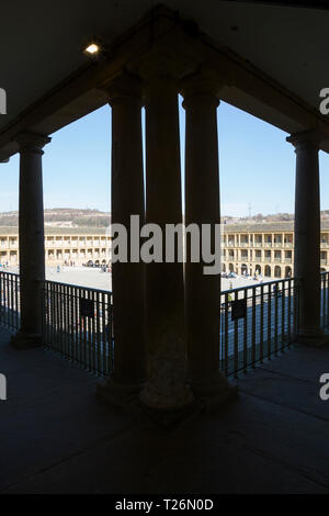 Durch die Spalten der obere Kolonnade des Stückes Halle mit Quadrat Viereck unter Ansicht. Sonnig / Sonne und blauen Himmel. Halifax, West Yorkshire. England Großbritannien Stockfoto