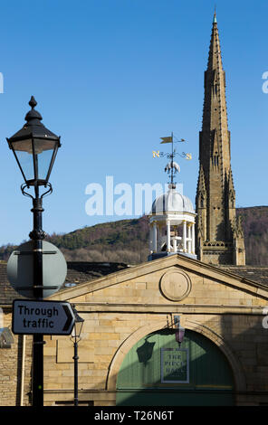 Tor in der Westwand, Eingang von Westgate, in das Stück Halle. Sonnig / Sonne und blauen Himmel. Halifax, West Yorkshire, UK. Der Platz hinter der Kirche. Stockfoto