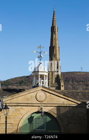 Tor in der Westwand, Eingang von Westgate, in das Stück Halle. Sonnig / Sonne und blauen Himmel. Halifax, West Yorkshire, UK. Der Platz hinter der Kirche. Stockfoto