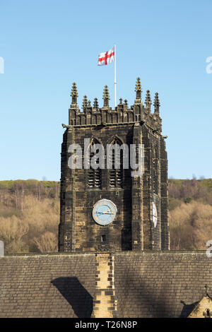 Behindert Blick auf er Glockenturm und Uhr Halifax Münster, fliegen die englische Flagge/Kreuz von St. George. West Yorkshire. UK. Sonnig / Sonne und blauen Himmel. Stockfoto