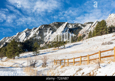 Eine frische Schicht Schnee beschichtet die Flations Felsformationen, von Chautauqua Park in Boulder, Colorado gesehen Stockfoto