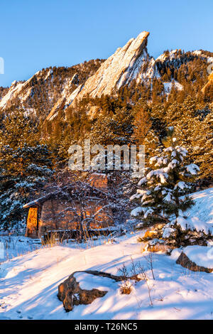 Eine frische Schicht Schnee beschichtet die Flations Felsformationen, von Chautauqua Park in Boulder, Colorado gesehen Stockfoto