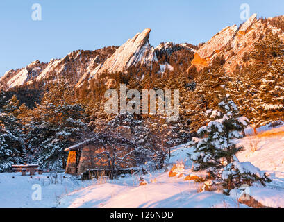 Eine frische Schicht Schnee beschichtet die Flations Felsformationen, von Chautauqua Park in Boulder, Colorado gesehen Stockfoto