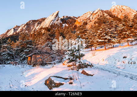 Eine frische Schicht Schnee beschichtet die Flations Felsformationen, von Chautauqua Park in Boulder, Colorado gesehen Stockfoto