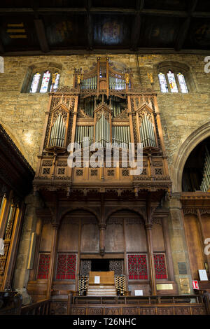 Die Kirche Orgel (Musikinstrument) und seiner Tasten/Tastatur und Rohren, in Halifax Minster. West Yorkshire. UK. Von Harrison&Harrison von Durham. Großbritannien Stockfoto