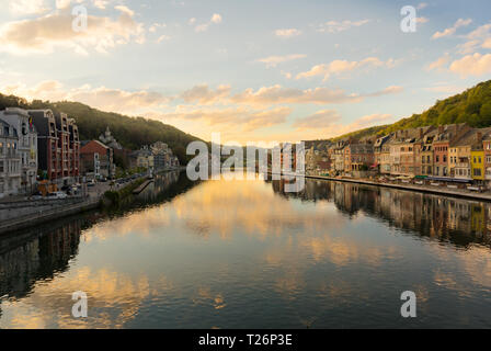 Dinant ist eine Stadt in der belgischen Region Wallonien, am Ufer der Maas gelegen und von steilen Klippen umgeben. Stockfoto