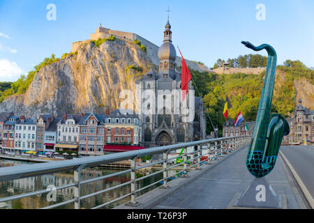 Dinant ist eine Stadt in der belgischen Region Wallonien, an den Ufern der Maas und von steilen Klippen umgeben Stockfoto