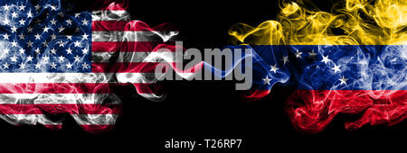 Vereinigte Staaten von Amerika vs Venezuela venezolanische Smoky mystic Flaggen nebeneinander gestellt. Dicke farbige seidig Rauch Flaggen von Amerika und Venezuela, Ve Stockfoto