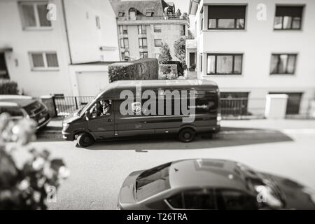 Paris, Frankreich - Mar 27, 2019: Sicht von oben nach Verlassen der braunen UPS Paket van auf Französisch Wohnstraße - Tilt-shift-Objektiv verwendet, flachen Fokus Schwarz und Weiß Stockfoto