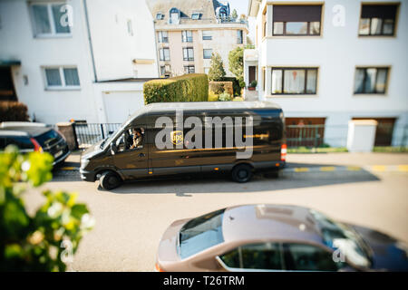 Paris, Frankreich - Mar 27, 2019: Erhöhte Balkon Blick von oben nach Verlassen der braunen UPS Paket van auf Französisch Wohnstraße Tilt-shift objektiv flachen konzentrieren sich auf die wortmarke verwendet Stockfoto