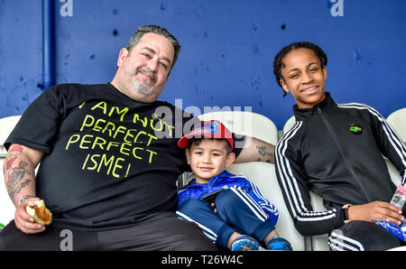 Loftus Road Stadium, London, UK. Am 30. März 2019. Tarek, Haidi Gadi und Mayi von Grenfell genießen die EFL Sky Bet Championship Match zwischen den Queens Park Rangers und Bolton Wanderers an der Loftus Road Stadium, London, England am 30. März 2019. Foto von Phil Hutchinson. Credit: UK Sport Pics Ltd/Alamy Live News Credit: UK Sport Pics Ltd/Alamy Live News Credit: UK Sport Pics Ltd/Alamy leben Nachrichten Stockfoto
