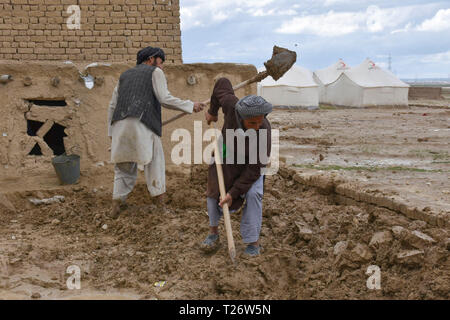 Balkh, Afghanistan. 30 Mär, 2019. Lokale Menschen arbeiten nach einem Hochwasser in Mazar-i-Sharif, der Hauptstadt der Provinz Balkh, Afghanistan, 30. März 2019. Quelle: Kawa Basharat/Xinhua/Alamy leben Nachrichten Stockfoto