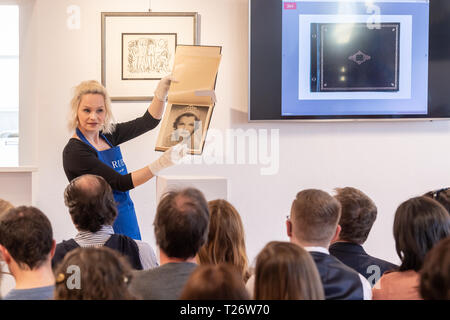 Landshut, Deutschland. 30 Mär, 2019. Besucher der Auktion nehmen Sie teil an einer Auktion von Romy Schneider devotional Items. Das Foto zeigt ein Fotoalbum mit Bilder von Romy Schneiders Mutter Magda Schneider. Bei der Veranstaltung, ca. 50 Wertsachen und Möbel aus dem Haus der Eltern der Schauspielerin Romy Schneider gehämmert wird. Credit: Peter Kneffel/dpa/Alamy leben Nachrichten Stockfoto