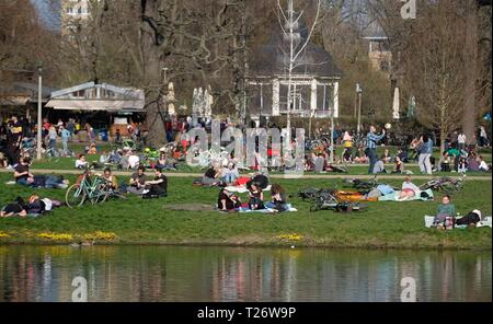 Leipzig, Deutschland. 30 Mär, 2019. Leipziger und Gäste der Stadt auf einer Wiese in der Clara Zetkin Park. Der Monat März ist der Abschied mit Temperaturen von knapp 20 Grad Celsius. Credit: Sebastian Willnow/dpa-Zentralbild/dpa/Alamy leben Nachrichten Stockfoto