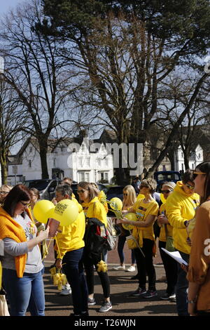 CARDIFF, VEREINIGTES KÖNIGREICH. Zum 30. März 2019. Endometriose betroffenen und Unterstützer Band zusammen für das World Wide Endo März mit der Hoffnung auf Förderung von awareness und die Notwendigkeit für eine schnellere Diagnose der Endometriose. Es ist die vierte März für Wales und im sechsten Jahr für die weltweite EndoMarch weltweit stattfinden. Credit: Lily Watt/Alamy leben Nachrichten Stockfoto