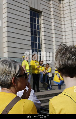 CARDIFF, VEREINIGTES KÖNIGREICH. Zum 30. März 2019. Endometriose betroffenen und Unterstützer Band zusammen für das World Wide Endo März mit der Hoffnung auf Förderung von awareness und die Notwendigkeit für eine schnellere Diagnose der Endometriose. Es ist die vierte März für Wales und im sechsten Jahr für die weltweite EndoMarch weltweit stattfinden. Credit: Lily Watt/Alamy leben Nachrichten Stockfoto