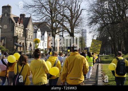 CARDIFF, VEREINIGTES KÖNIGREICH. Zum 30. März 2019. Endometriose betroffenen und Unterstützer Band zusammen für das World Wide Endo März mit der Hoffnung auf Förderung von awareness und die Notwendigkeit für eine schnellere Diagnose der Endometriose. Es ist die vierte März für Wales und im sechsten Jahr für die weltweite EndoMarch weltweit stattfinden. Credit: Lily Watt/Alamy leben Nachrichten Stockfoto