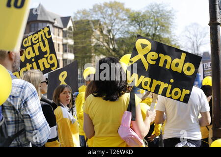 CARDIFF, VEREINIGTES KÖNIGREICH. Zum 30. März 2019. Endometriose betroffenen und Unterstützer Band zusammen für das World Wide Endo März mit der Hoffnung auf Förderung von awareness und die Notwendigkeit für eine schnellere Diagnose der Endometriose. Es ist die vierte März für Wales und im sechsten Jahr für die weltweite EndoMarch weltweit stattfinden. Credit: Lily Watt/Alamy leben Nachrichten Stockfoto