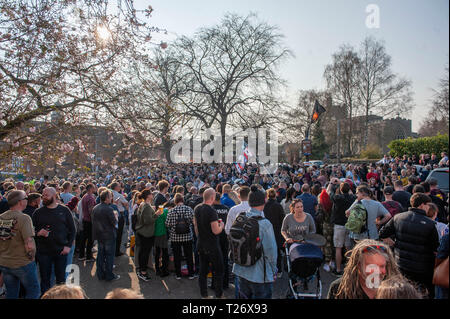 Essex, UK. Am 30. März 2019. Fans außerhalb der Kirche, für die Beerdigung von Prodigy Sänger Keith Flint bei St Marys Kirche im Bocking, Essex heute. Credit: Phil Rees/Alamy leben Nachrichten Stockfoto