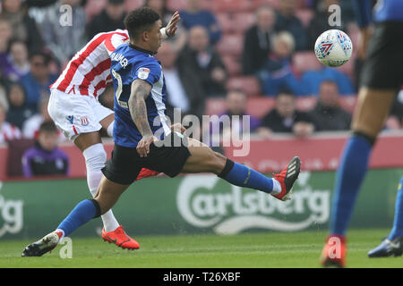 Stoke-on-Trent, Großbritannien. Am 30. März 2019. Stoke City Mittelfeldspieler Thomas Ince (7) Kreuze die Kugel hinter Sheffield Wednesday defender Liam Palmer (2) Während der EFL Sky Bet Championship Match zwischen Stoke City und Sheffield Mittwoch an der bet365 Stadium, Stoke-on-Trent, England am 30. März 2019. Foto von Jurek Biegus. Credit: UK Sport Pics Ltd/Alamy Live News Credit: UK Sport Pics Ltd/Alamy leben Nachrichten Stockfoto