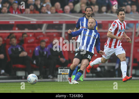 Stoke-on-Trent, Großbritannien. Am 30. März 2019. Sheffield Mittwoch Mittelfeldspieler Barry Bannan (10) löscht die Kugel während der efl Sky Bet Championship Match zwischen Stoke City und Sheffield Mittwoch an der bet365 Stadium, Stoke-on-Trent, England am 30. März 2019. Foto von Jurek Biegus. Credit: UK Sport Pics Ltd/Alamy Live News Credit: UK Sport Pics Ltd/Alamy leben Nachrichten Stockfoto