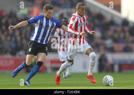 Stoke-on-Trent, Großbritannien. Am 30. März 2019. Stoke City Mittelfeldspieler Thomas Ince (7) Nimmt die Kugel hinter Sheffield Wednesday defender Liam Palmer (2) Während der EFL Sky Bet Championship Match zwischen Stoke City und Sheffield Mittwoch an der bet365 Stadium, Stoke-on-Trent, England am 30. März 2019. Foto von Jurek Biegus. Credit: UK Sport Pics Ltd/Alamy Live News Credit: UK Sport Pics Ltd/Alamy leben Nachrichten Stockfoto