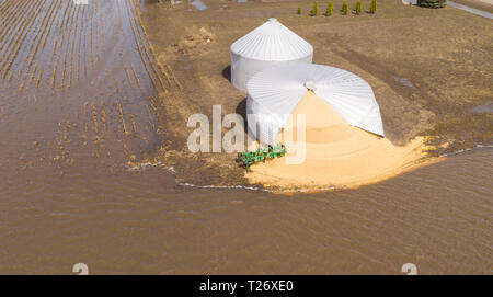 Pacific Junction, Iowa, USA. Am 30. März 2019. Wasser füllt die Felder nach einem Deichbruch in Pacific Junction, Iowa Credit: Chris Boswell/Alamy leben Nachrichten Stockfoto