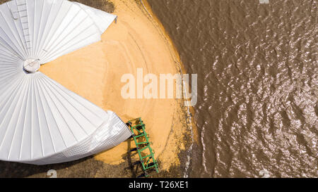 Pacific Junction, Iowa, USA. Am 30. März 2019. Wasser füllt die Felder erstellen von landwirtschaftlichen Schäden nach einem Deichbruch in Pacific Junction, Iowa Credit: Chris Boswell/Alamy leben Nachrichten Stockfoto