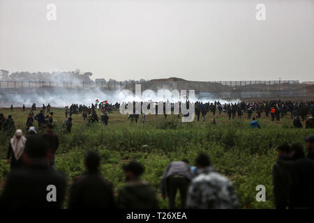 In Gaza. 30 Mär, 2019. Palästinensische Demonstranten Zusammentreffen mit israelischen Truppen auf der Gaza-Israel Grenze, östlich von Gaza-stadt, 30. März 2019. Tausende von Palästinensern am Samstag die palästinensische Land Tag und dem ersten Jahrestag der Palästinensischen große März zurück. Credit: Stringer/Xinhua/Alamy leben Nachrichten Stockfoto