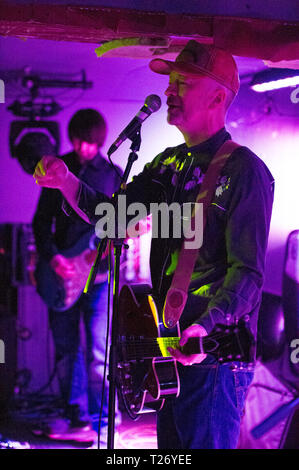 Glasgow, UK. 29. März 2019. Die Reverse Cowgirls, im Konzert, psych-tinched Garage Rock Musik an einem verpackt Broadcast in Glasgow. PICURED: (links-rechts) Stephen Cafferty; Hugh Mclachlan Bandmitglieder: Hugh Mclachlan - Sänger Stephen Cafferty-Gitarre Alaine Mauern - Bass John Gordon - Drums Quelle: Colin Fisher/Alamy leben Nachrichten Stockfoto