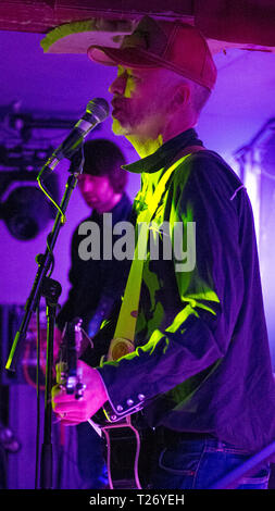 Glasgow, UK. 29. März 2019. Die Reverse Cowgirls, im Konzert, psych-tinched Garage Rock Musik an einem verpackt Broadcast in Glasgow. PICURED: (links-rechts) Stephen Caferty; Hugh Mclachlan Bandmitglieder: Hugh Mclachlan - Sänger Stephen Cafferty-Gitarre Alaine Mauern - Bass John Gordon - Drums Quelle: Colin Fisher/Alamy leben Nachrichten Stockfoto