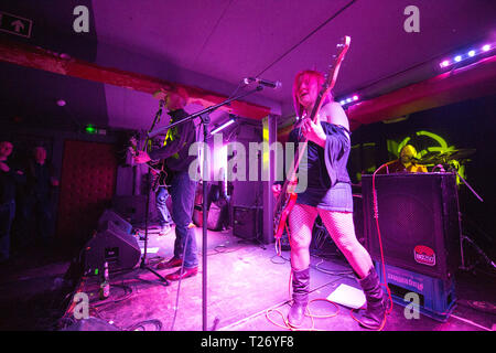 Glasgow, UK. 29. März 2019. Die Reverse Cowgirls, im Konzert, psych-tinched Garage Rock Musik an einem verpackt Broadcast in Glasgow. PICURED: (links-rechts) Stephen Cafferty; Hugh Mclachlan; Alaine Wände; John Gordon. Bandmitglieder: Hugh Mclachlan - Sänger Stephen Cafferty-Gitarre Alaine Mauern - Bass John Gordon - Drums Quelle: Colin Fisher/Alamy leben Nachrichten Stockfoto