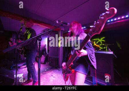 Glasgow, UK. 29. März 2019. Die Reverse Cowgirls, im Konzert, psych-tinched Garage Rock Musik an einem verpackt Broadcast in Glasgow. PICURED: (links-rechts) Stephen Cafferty; Hugh Mclachlan; Alaine Wände; John Gordon. Bandmitglieder: Hugh Mclachlan - Sänger Stephen Cafferty-Gitarre Alaine Mauern - Bass John Gordon - Drums Quelle: Colin Fisher/Alamy leben Nachrichten Stockfoto