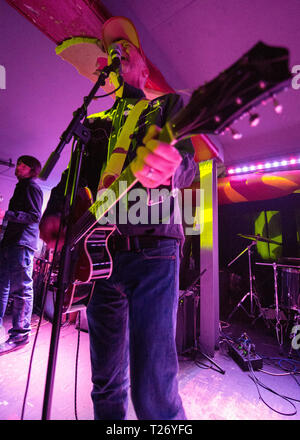 Glasgow, UK. 29. März 2019. Die Reverse Cowgirls, im Konzert, psych-tinched Garage Rock Musik an einem verpackt Broadcast in Glasgow. PICURED: (links-rechts) Stephen Cafferty; Hugh Mclachlan; John Gordon. Bandmitglieder: Hugh Mclachlan - Sänger Stephen Cafferty-Gitarre Alaine Mauern - Bass John Gordon - Drums Quelle: Colin Fisher/Alamy leben Nachrichten Stockfoto